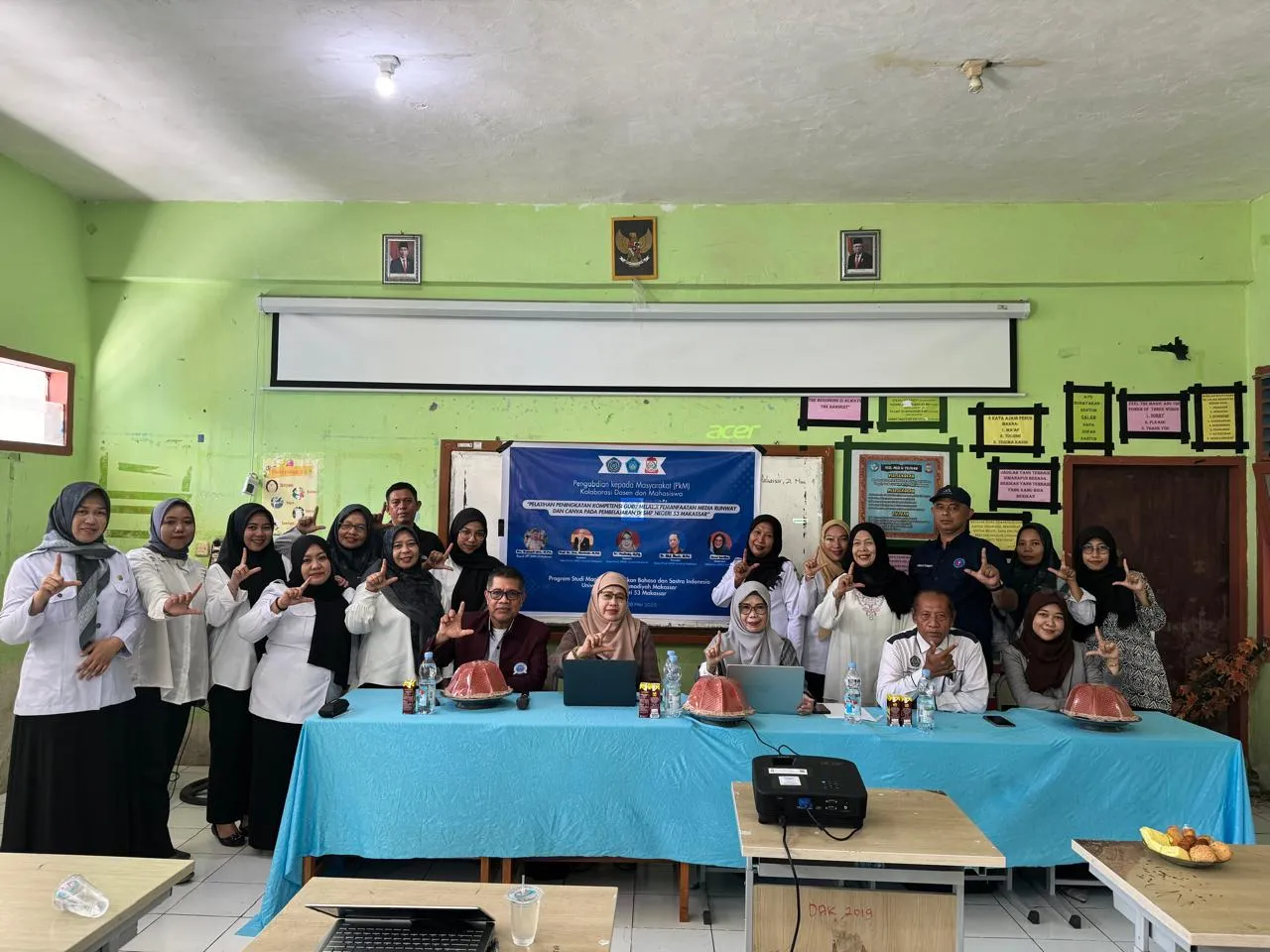 PKM Prodi MPBSI PPs Unismuh, Guru SMPN 53 Makassar Dilatih Gunakan Canva dan Runway untuk Inovasi Pembelajaran